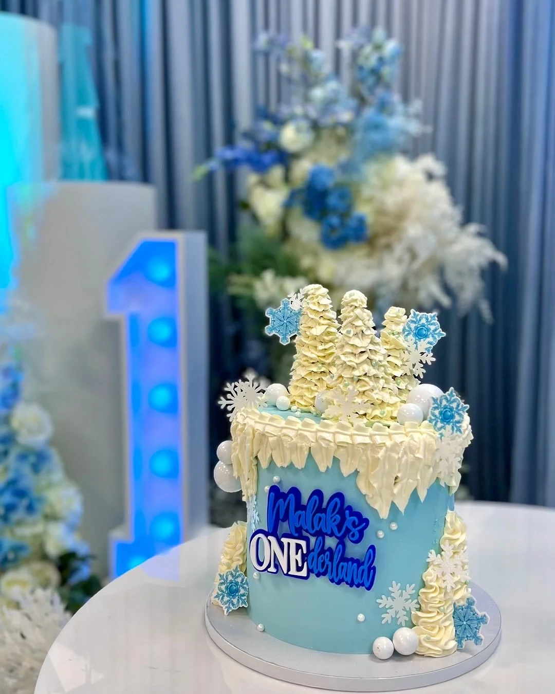 When @bakedinboujie and @soireeeventandfloral collab ❄️ ⛄️