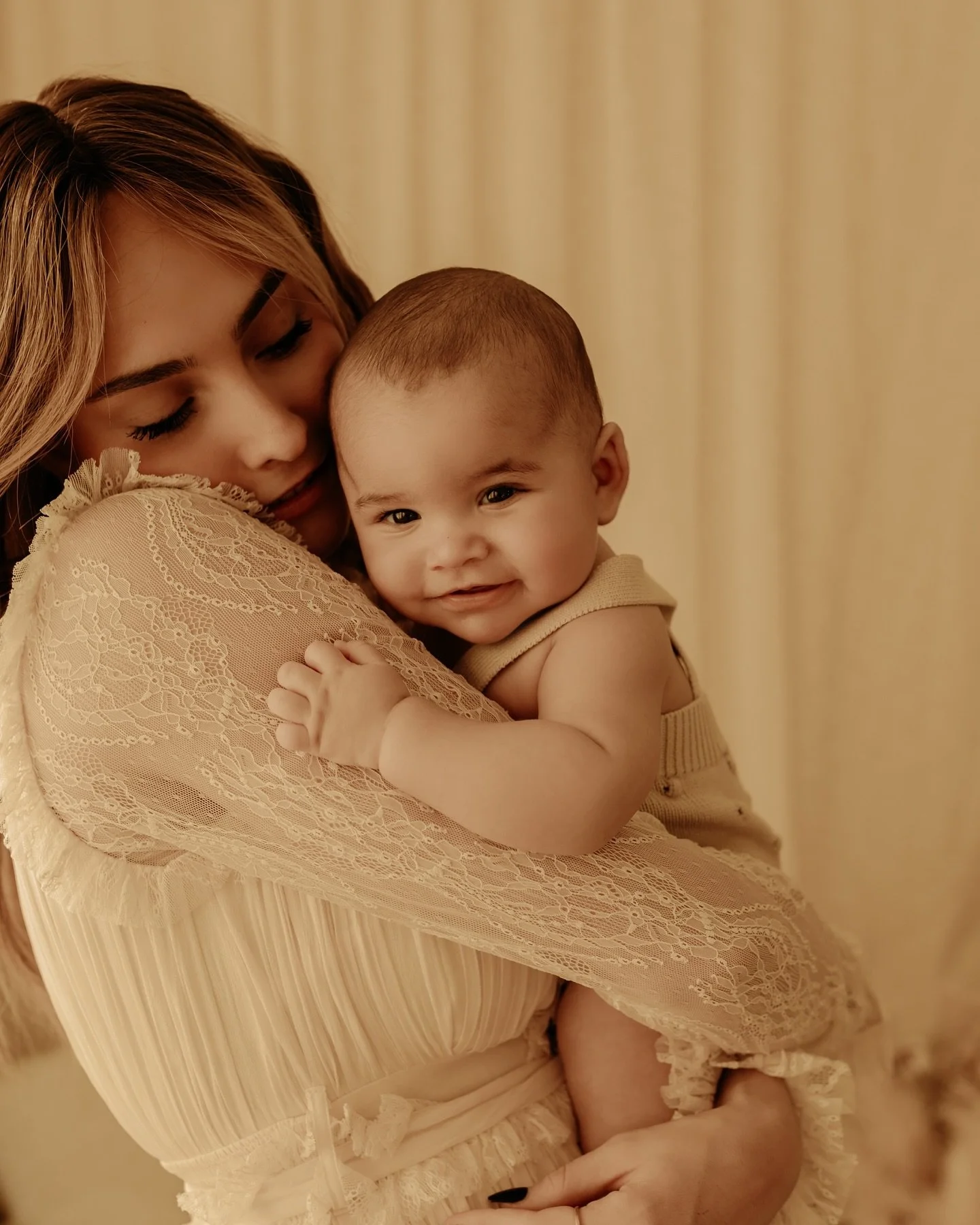 Un cocon de douceur, une bulle hors du temps&hellip; 

Quand les bras d&rsquo;une maman deviennent le plus bel abri, et qu&rsquo;un simple sourire suffit &agrave; r&eacute;chauffer tout l&rsquo;univers. ✨

La couleur raconte la chaleur d&rsquo;un ins