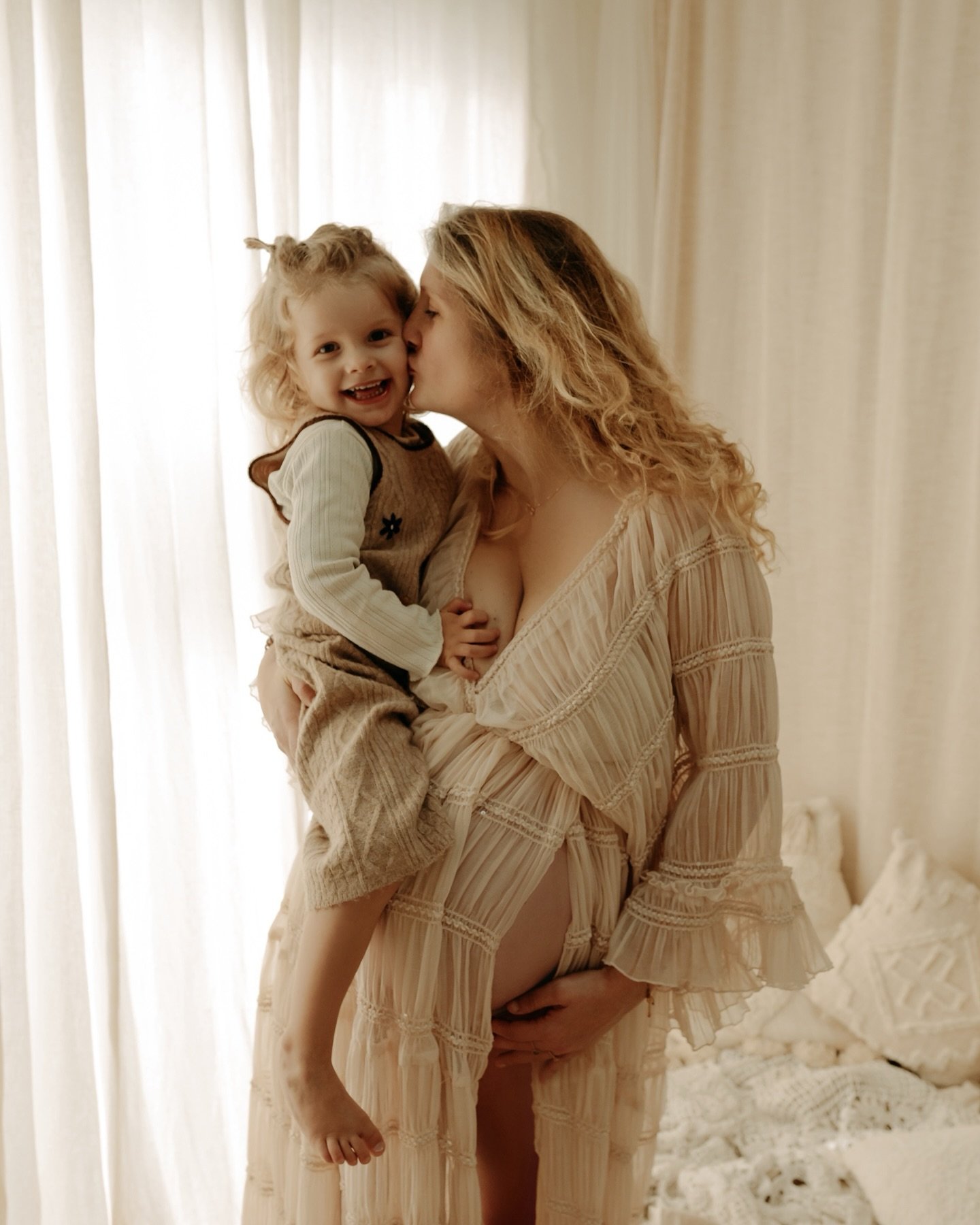 Il y a ces moments qu&rsquo;on croit anodins : une &eacute;treinte, un &eacute;clat de rire, un regard tendre.

Et puis il y a les photos qui les gravent pour toujours.

Photographier une grossesse en famille, c&rsquo;est c&eacute;l&eacute;brer l&rsq