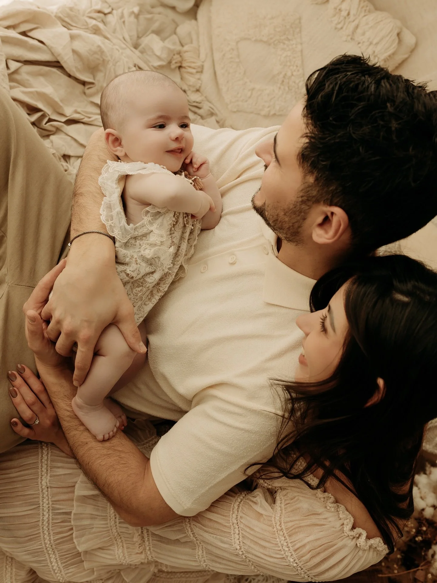 De l&rsquo;amour de vos regards ✨ 
La s&eacute;ance Boho Newborn est la s&eacute;ance naissance o&ugrave; les &eacute;motions sont au coeur de nos images, comme un fil invisible tiss&eacute; entre vous que l&rsquo;on rend &eacute;tincelant &agrave; t