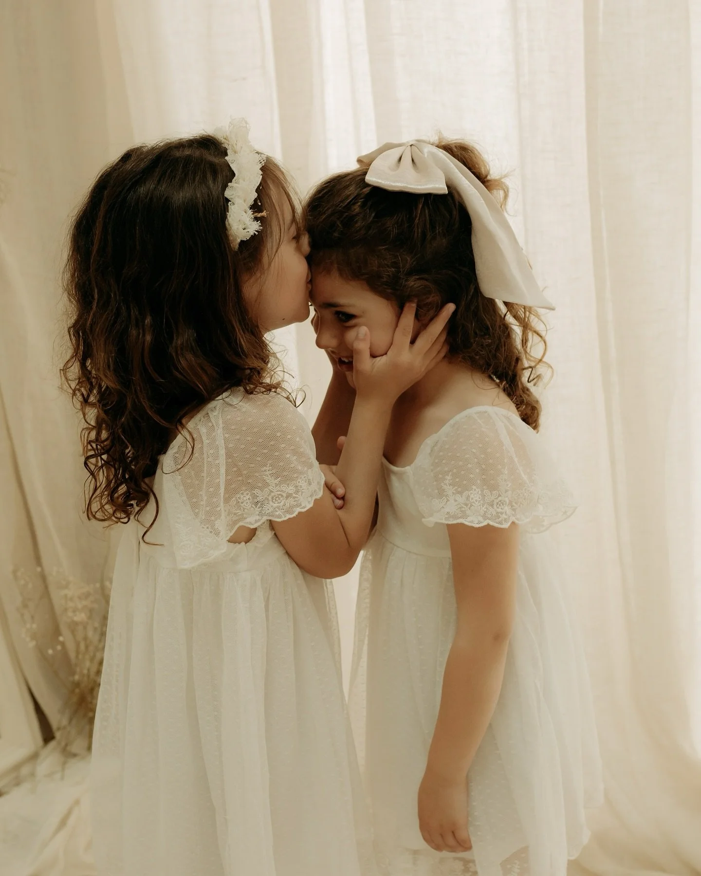 ✨ Les dimanches ont ce go&ucirc;t particulier&hellip;

Celui des rires partag&eacute;s, des c&acirc;lins qui tra&icirc;nent, des histoires qu&rsquo;on &eacute;crit sans m&ecirc;me y penser.

Ces instants-l&agrave; m&eacute;ritent d&rsquo;&ecirc;tre g