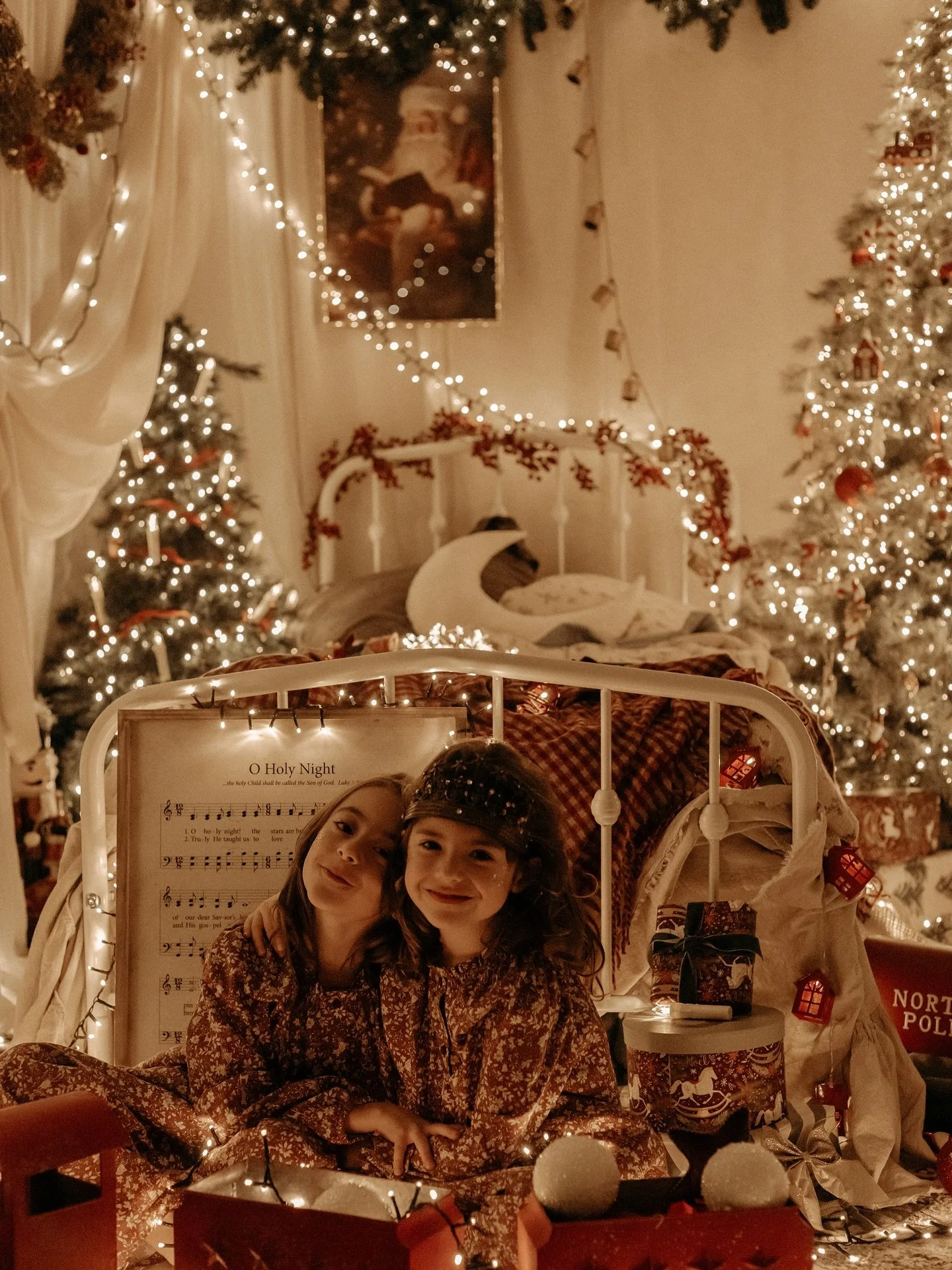 ✨ Il &eacute;tait une fois&hellip; la nuit de No&euml;l.

Une chambre magique o&ugrave; tout devient possible :
les rires se glissent sous les couvertures,
les yeux scintillent de secrets murmur&eacute;s au P&egrave;re No&euml;l,
et les r&ecirc;ves d