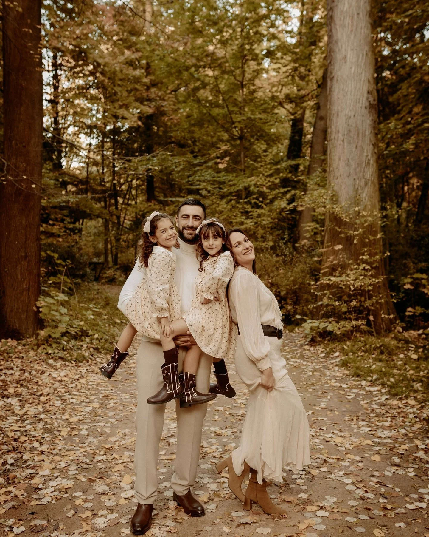 🍁 Premi&egrave;re &eacute;dition des Mini d&rsquo;Automne 🍁

Un doux r&ecirc;ve dor&eacute;, une parenth&egrave;se suspendue&hellip;
Entre les feuilles qui dansent, les rires qui s&rsquo;envolent et la lumi&egrave;re qui caresse chaque regard, cett