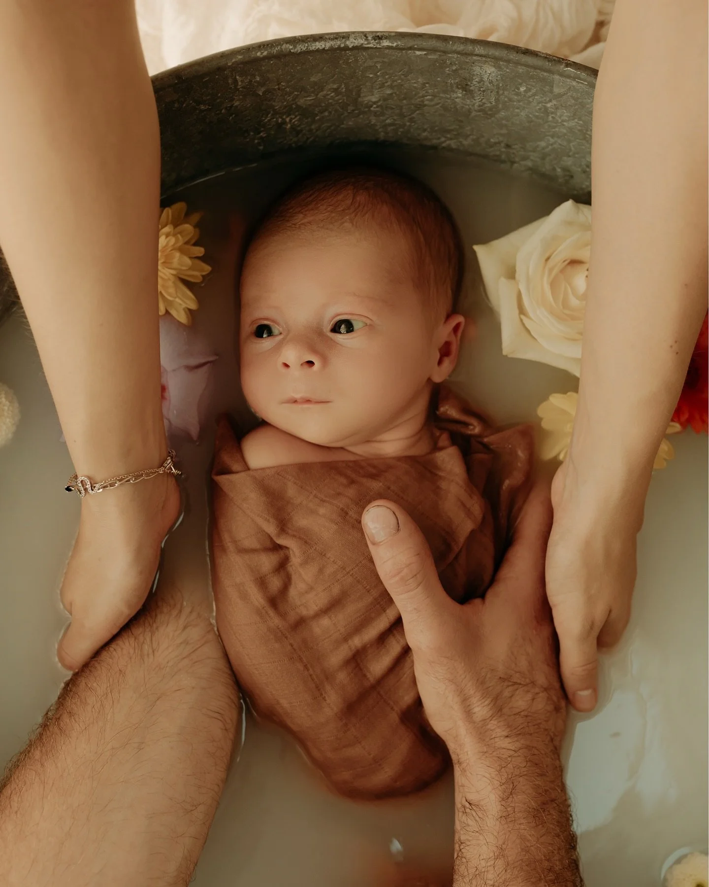 Il y a des moments qui semblent suspendus hors du temps&hellip;

Le bain envelopp&eacute; en fait partie.
Un rituel tout en douceur, o&ugrave; l&rsquo;eau, la chaleur et les bras se m&ecirc;lent pour raconter les premiers instants de vie.

Dans ce co