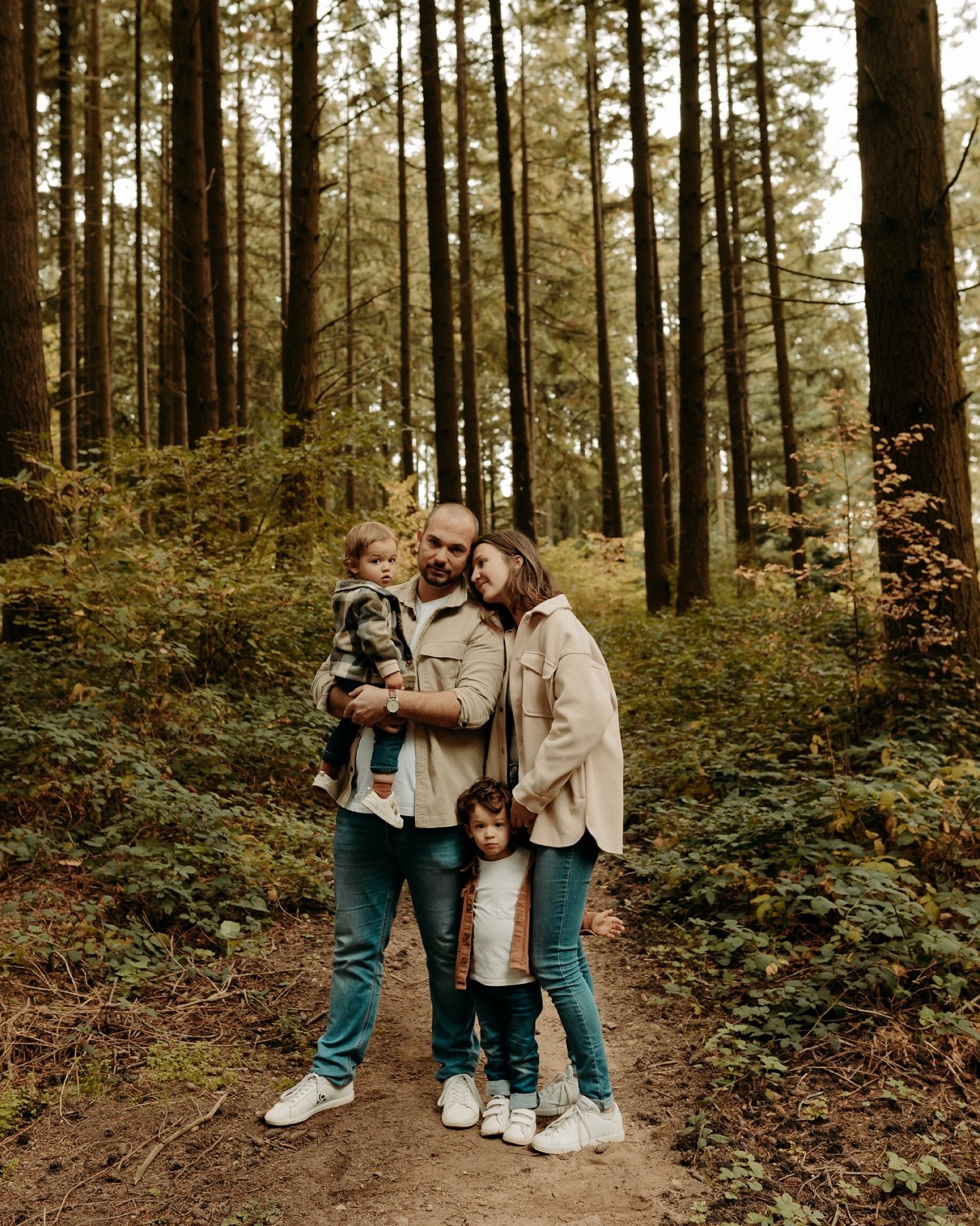 Ce soir, je reprends doucement le fil des partages&hellip;

Et je ne pouvais r&ecirc;ver mieux que cette s&eacute;ance en for&ecirc;t pour vous retrouver 🌲 

Entour&eacute;s par la hauteur des sapins, le calme, l&rsquo;espace, cette lumi&egrave;re d