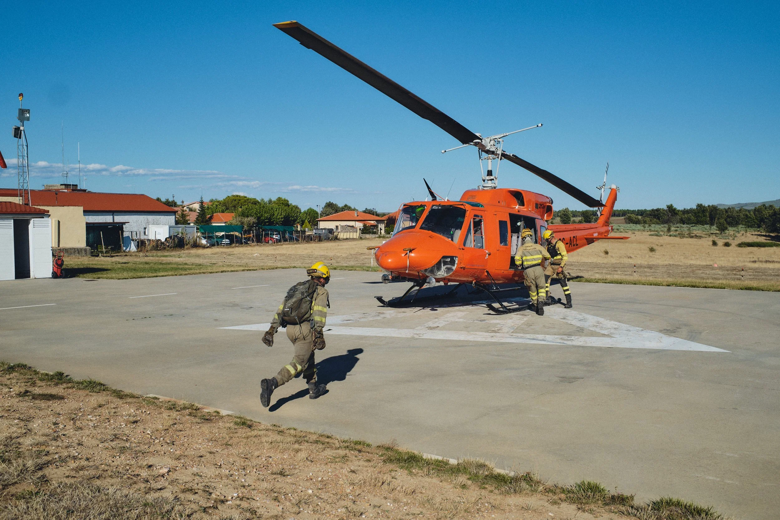 Wildfire helicopter crew boarding in Spain