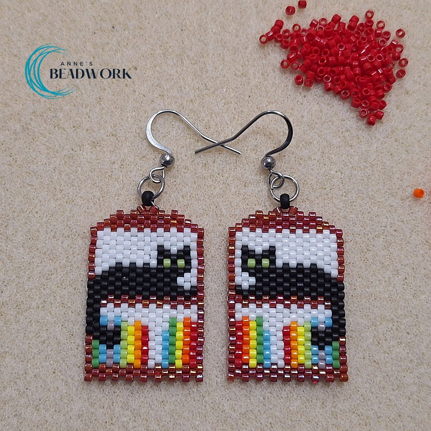 Earring_Peyote_Stitch_Cat_Shelf_HeartOfTheHills_Black_Cat_Grren_Eyes_Mahogany_Shelf_20260506_2.jpg