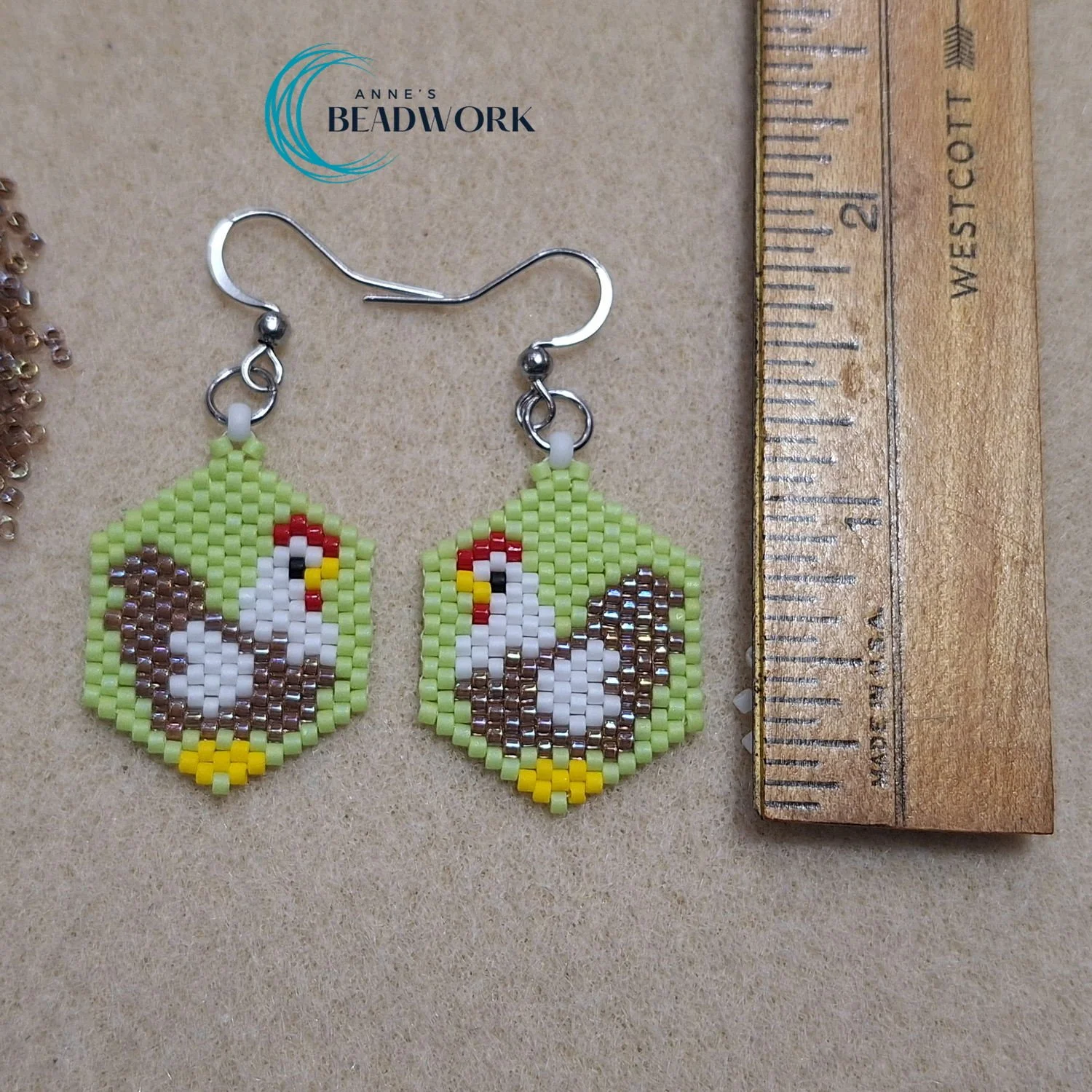Peyote_Stitch_Hexagonal_Earrings_Hen_Light_Green_20260507_Length.jpg