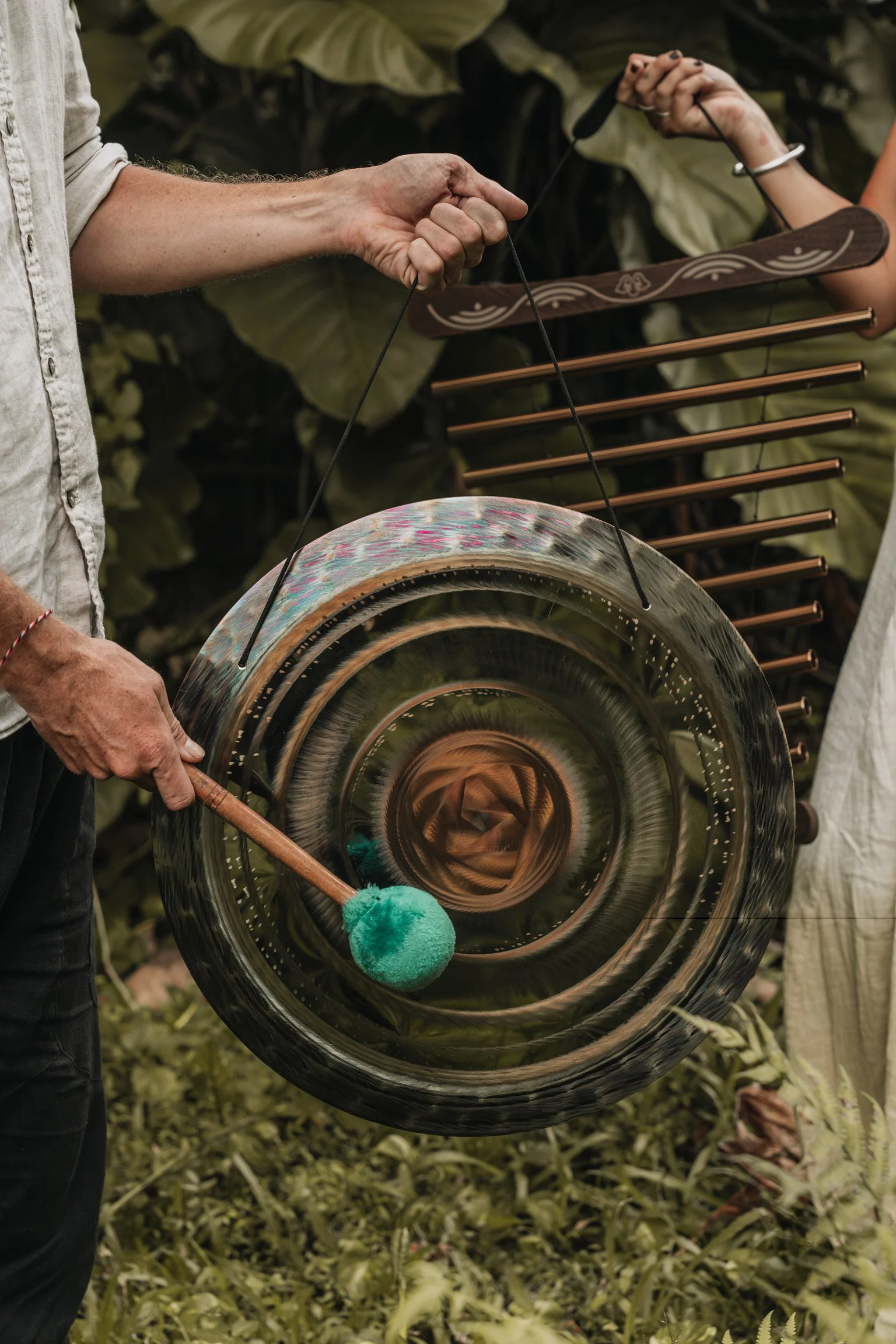 Singing bowls, gongs and handpans at the Sri Lanka sound healing training