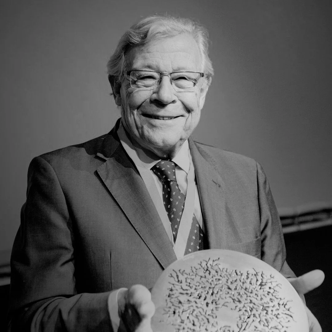 Barros Veloso (1930—2025), médico e pianista, um dos nomes históricos do jazz moderno português. 