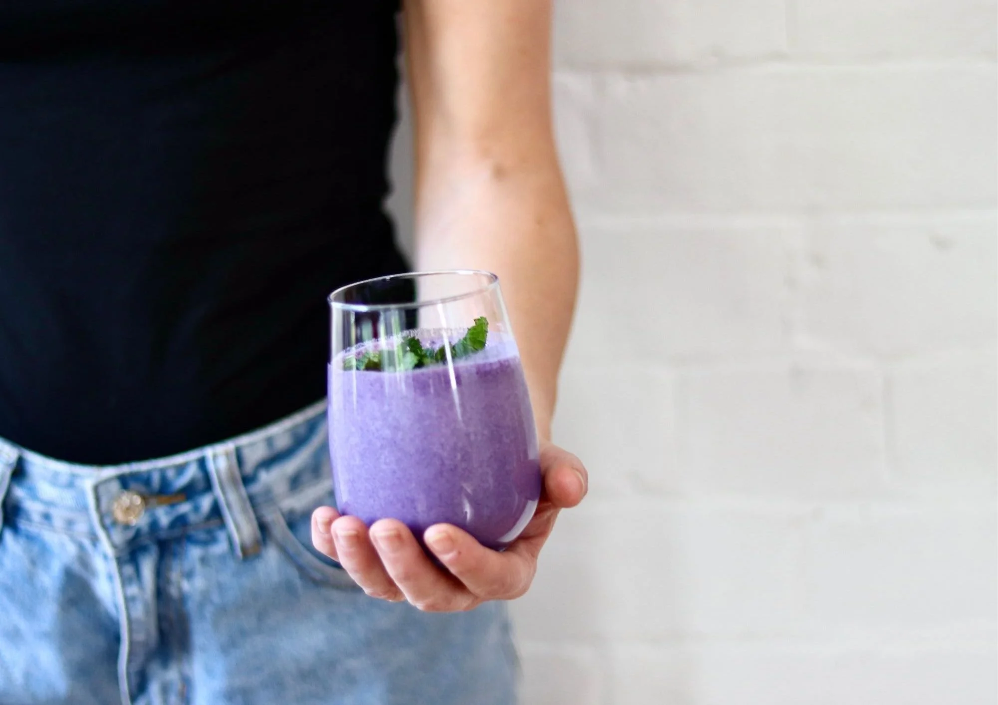 “Kefir berry smoothie made with fresh mixed berries, a creamy probiotic-rich drink for a healthy breakfast or snack”