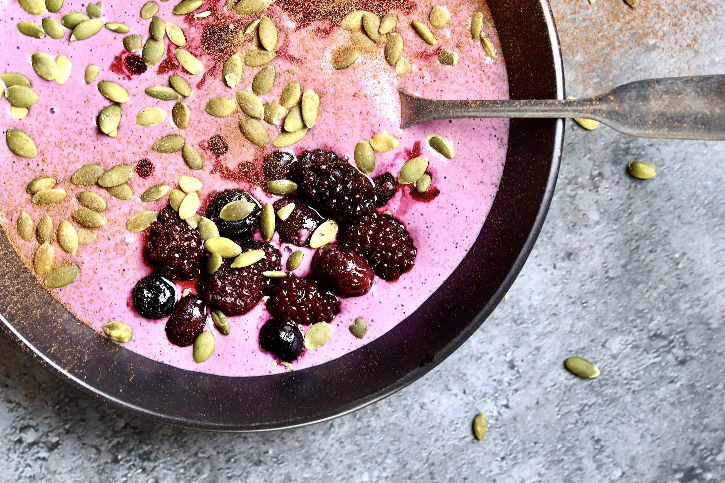 Ginger berry protein smoothie bowl topped with fresh berries, crunchy seeds, and wholesome toppings for a high-protein, nutrient-rich breakfast.