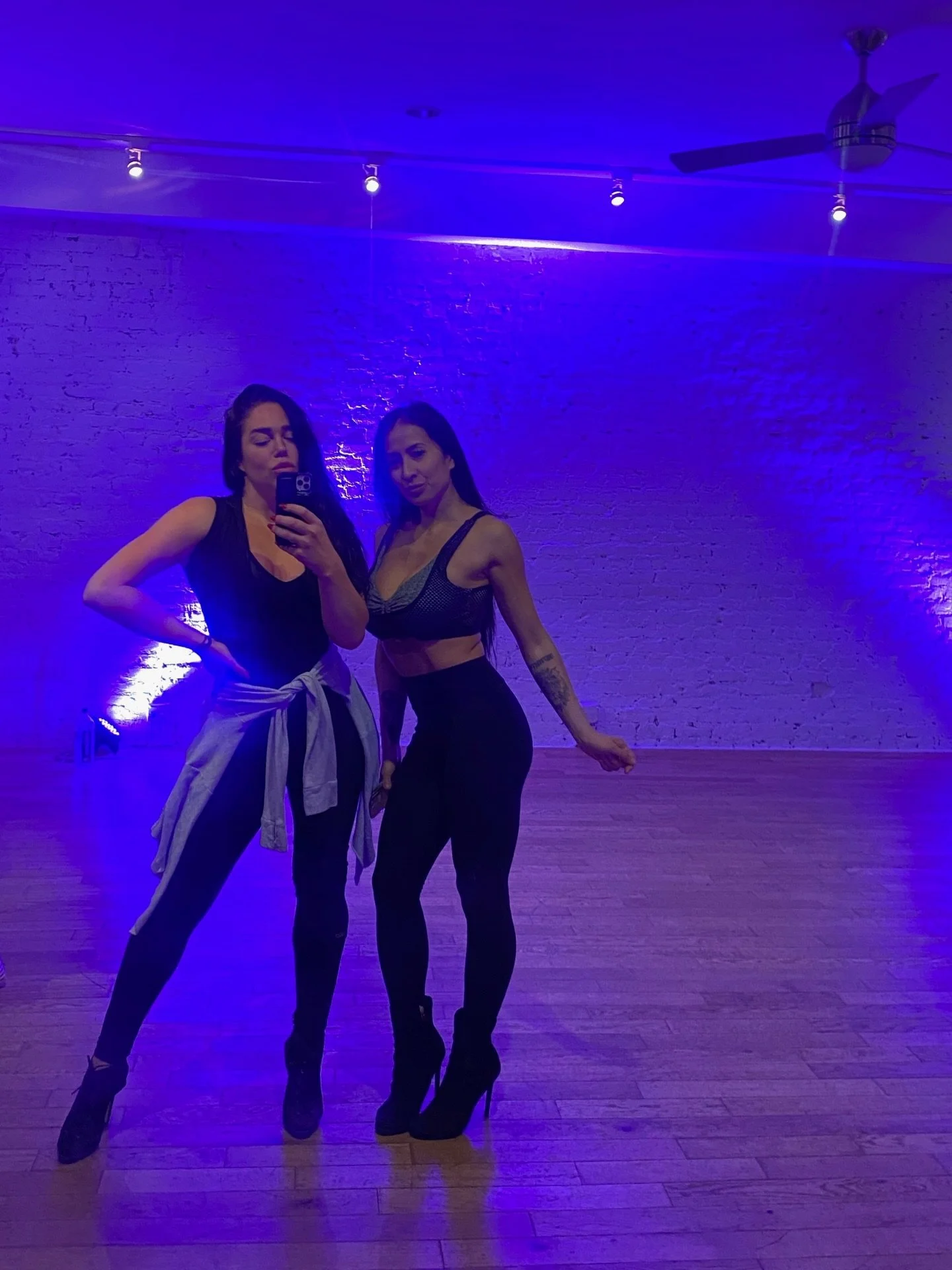 Studio nights. Creativity in motion. 💃🏻🖤 @sassclassnyc @katrinachiovon 

#sassclassnyc #stilettodanceclass #nycdance