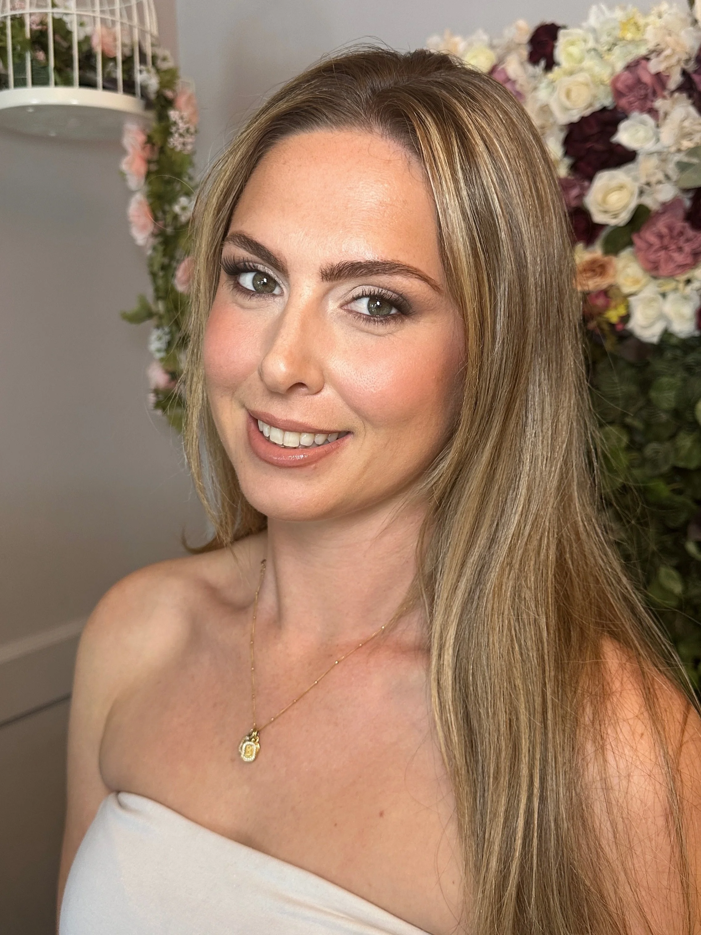 The hypnotizing, Chelsey 💍

Book your bridal beauty experience:
📧info@gracewelchmakeup.com
🌐 www.gracewelchmakeup.com
📍Victoria, BC, Canada

Makeup | Makeup Artistry | Bridal Makeup Artist | Bridal Makeup YYJ | Wedding Makeup 
#makeup #bridalmake