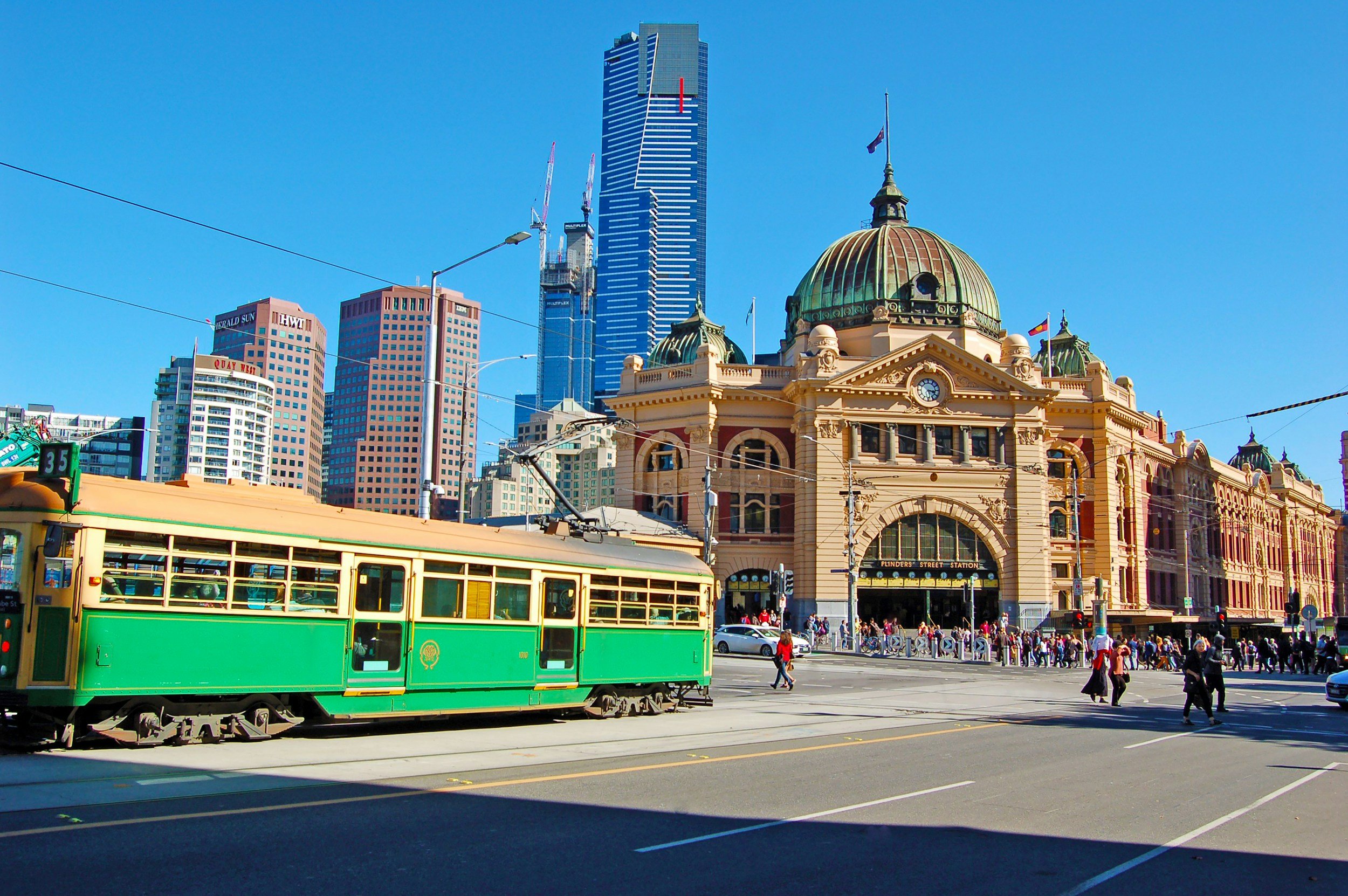 Flinders_Street_Station_and_tram.jpg