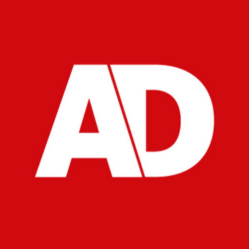 Een rood vierkant met in grote witte letters 'AD' en een diagonale lijn die de letters scheidt.