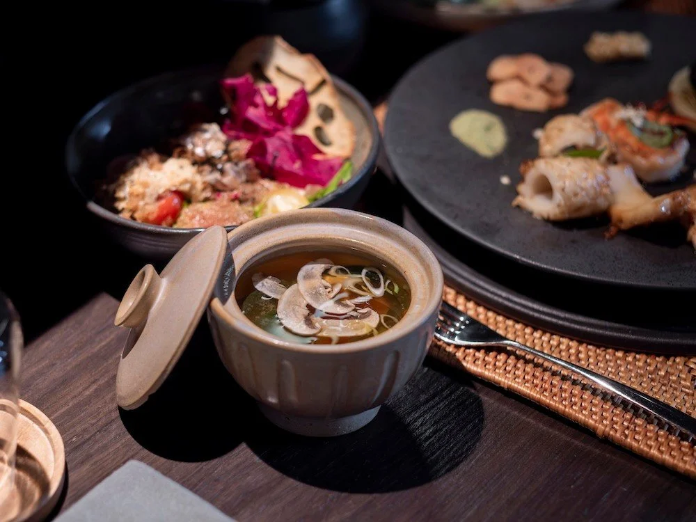 Steamy, savory, and full of umami &mdash; our hakko miso soup is proof that the simplest moments can set the stage for the grandest dinners. 🌿🔥🥢

www.moriubud.com
wa. ‪+6288211566925‬
&mdash;&mdash;&mdash;
#mori #kansha #omotenashi #ubud #bali #mo