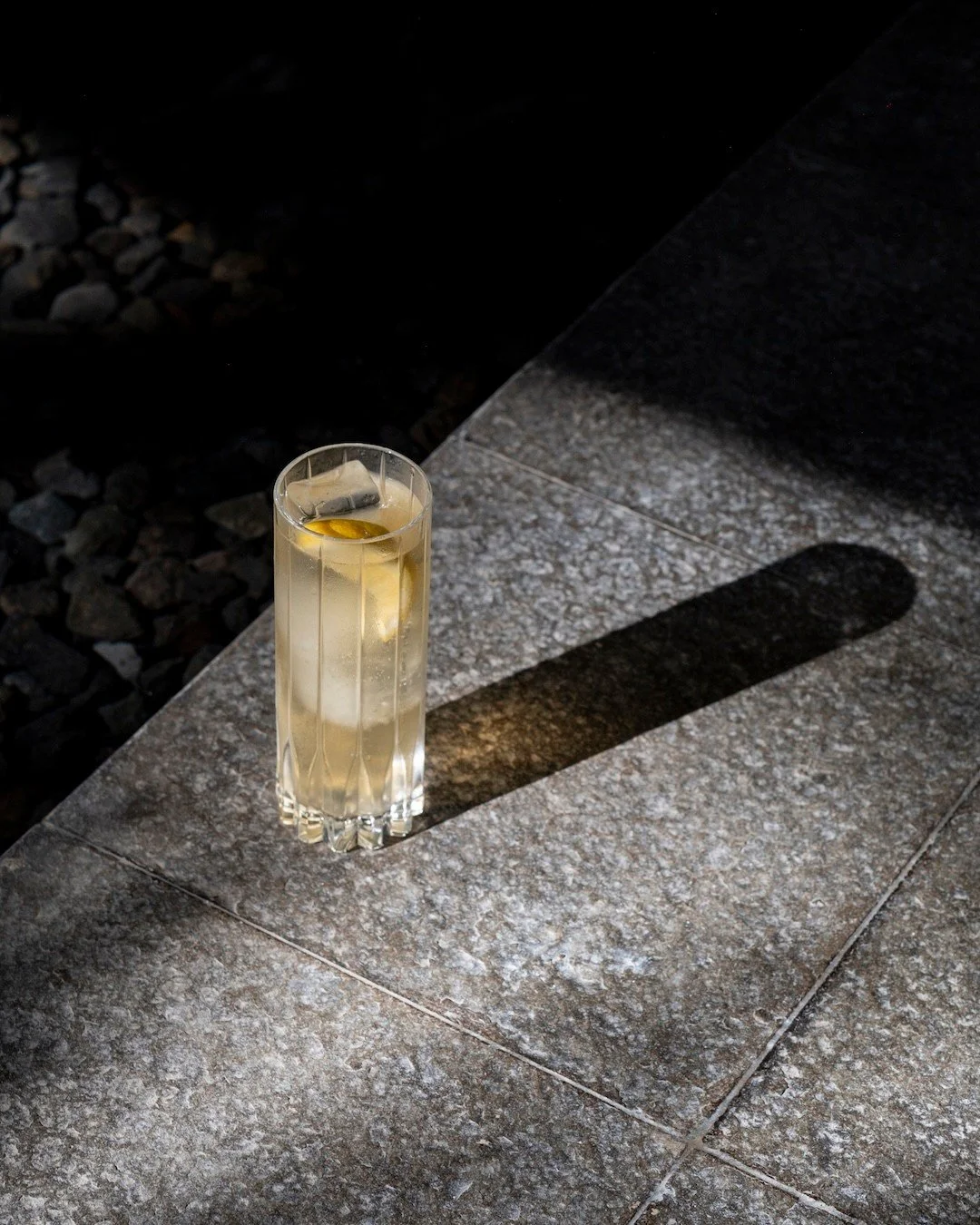 Warm bourbon, crisp soda, a twist of lemon. 🥃✨ The smokiness of Bulleit or Jim Beam opens first, mellowed by sparkling bubbles that lighten each sip. The citrus note cuts through with brightness, leaving a clean, refreshing finish that lingers just 
