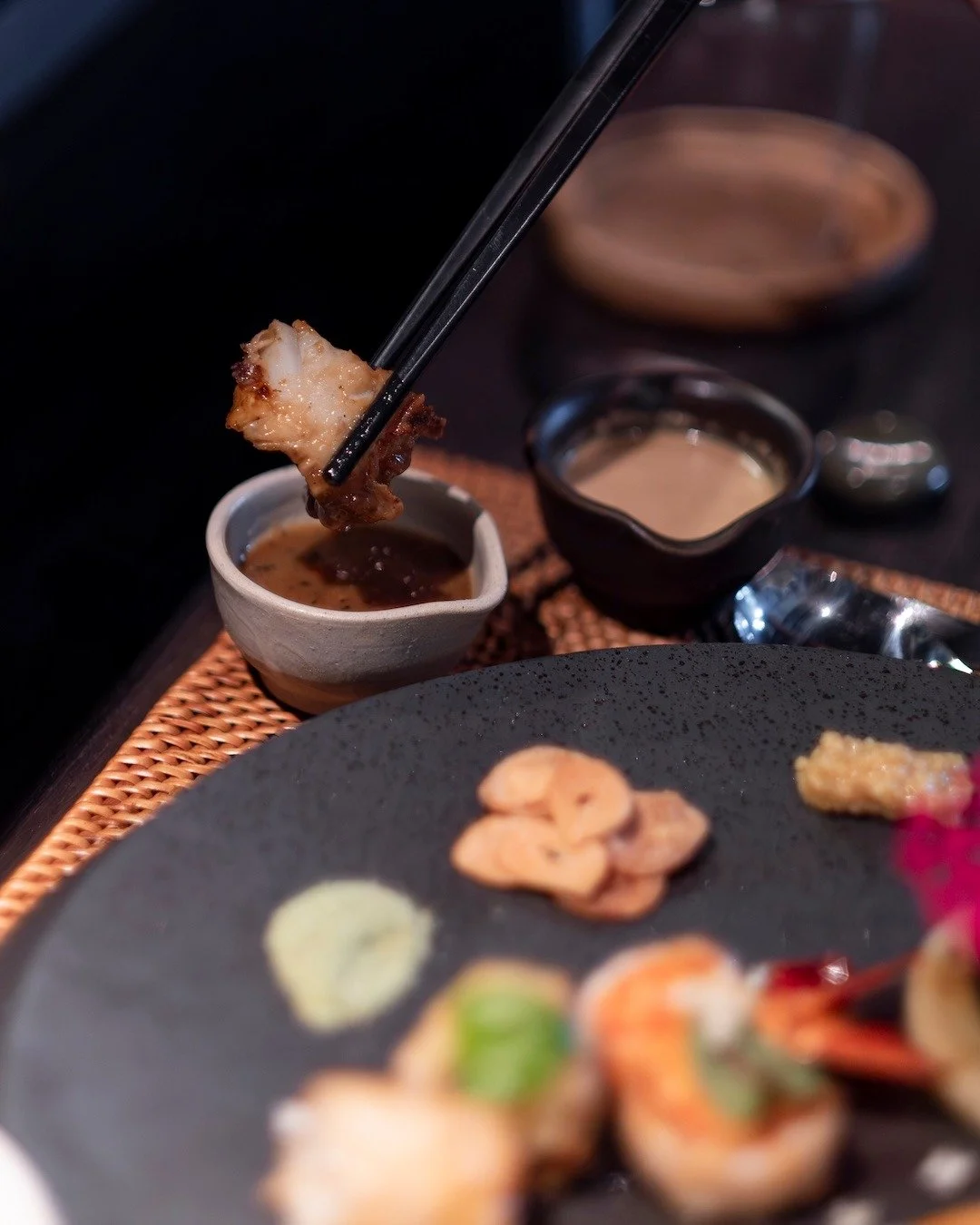 A gentle dip &mdash; tender squid meets buttery shoyu, where garlic and koji whisper umami. A bite that melts, lingers, and feels almost too good to be real. 🐙✨🔥 #UbudEats #APerfectBite

www.moriubud.com
wa. ‪+6288211566925‬
&mdash;&mdash;&mdash;
#