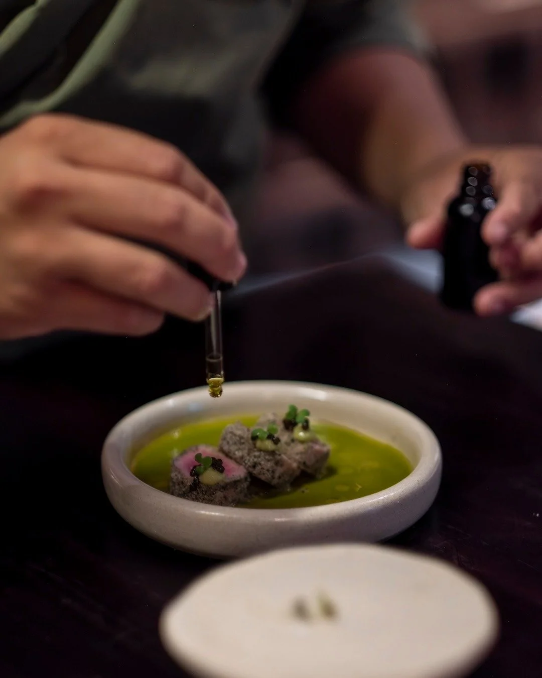 Setting the tone for the holiday dinner with a beautifully crafted bite. Tataki crowned with kristal caviar, silky avocado mayo, and a bright lemon&ndash;mizuna dressing. A celebration in every detail. #UbudEats #APerfectBite

www.moriubud.com
wa. ‪+