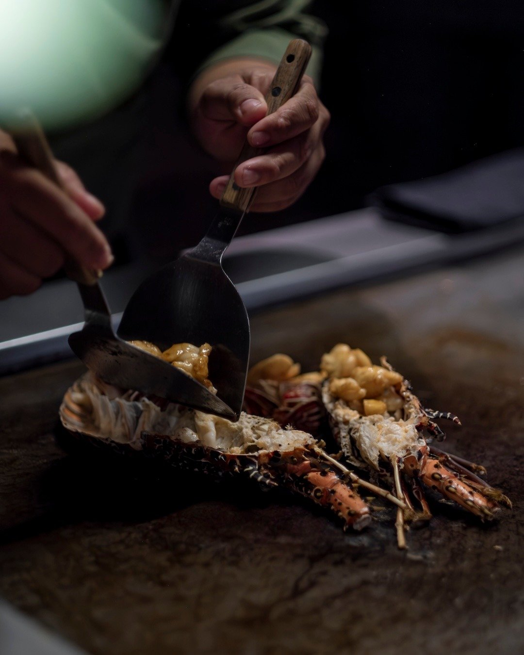 A celebration on the teppan: buttery lobster, bright sunomono, shiso tempura, furikake, and rayu heat.
One of the stars of our year-end teppan dinner. 🥢🦞🔥 #UbudEats #APerfectBite

www.moriubud.com
wa. ‪+6288211566925‬
&mdash;&mdash;&mdash;
#mori #