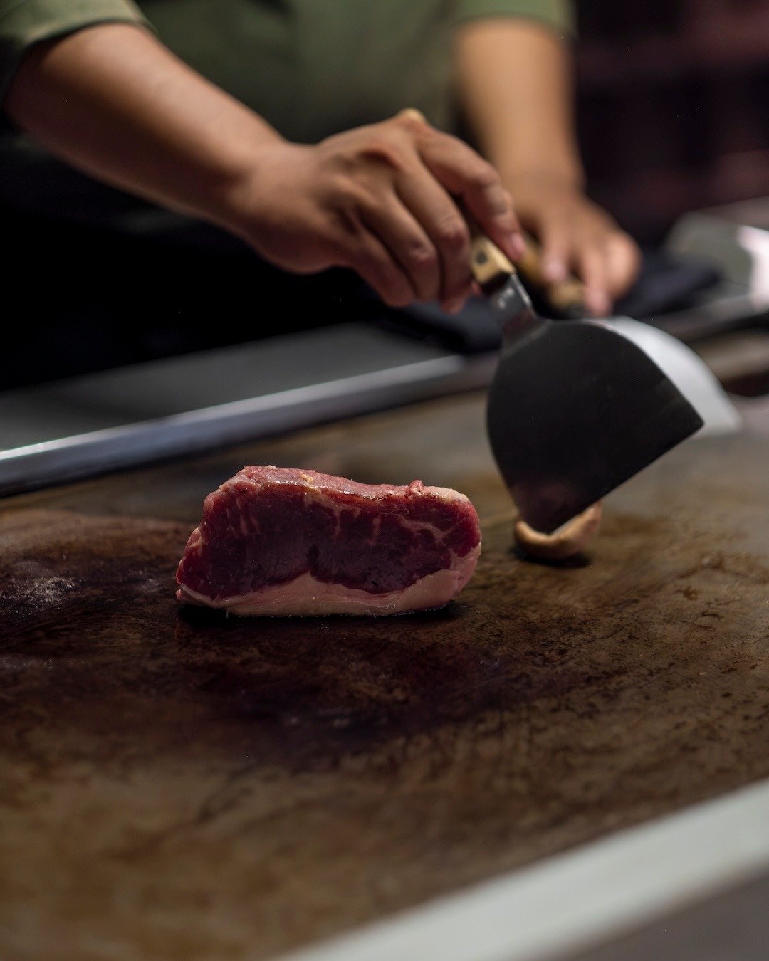 The sizzle you wait for. Tokushima A5 sirloin, rich and delicate, balanced with earthy shiitake, crisp shiso tempura, and deep ichibo jus. A defining course of our year-end teppan celebration. 🔥🥩🥢🥂✨ #UbudEats #APerfectBite

www.moriubud.com
wa. ‪