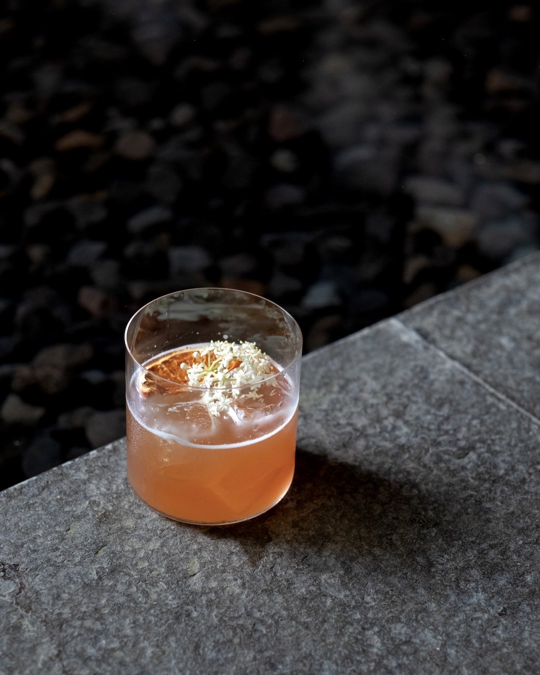 Nutty, floral, and quietly bright. FULL BLOOM pairs genmaicha-infused gin with rose and lemon &mdash; reflective, romantic, and meant to be savoured. 🍸🌸

🍸 genmaicha infused gin, rose syrup, splash of lemon juice

www.moriubud.com
wa. ‪+6288211566