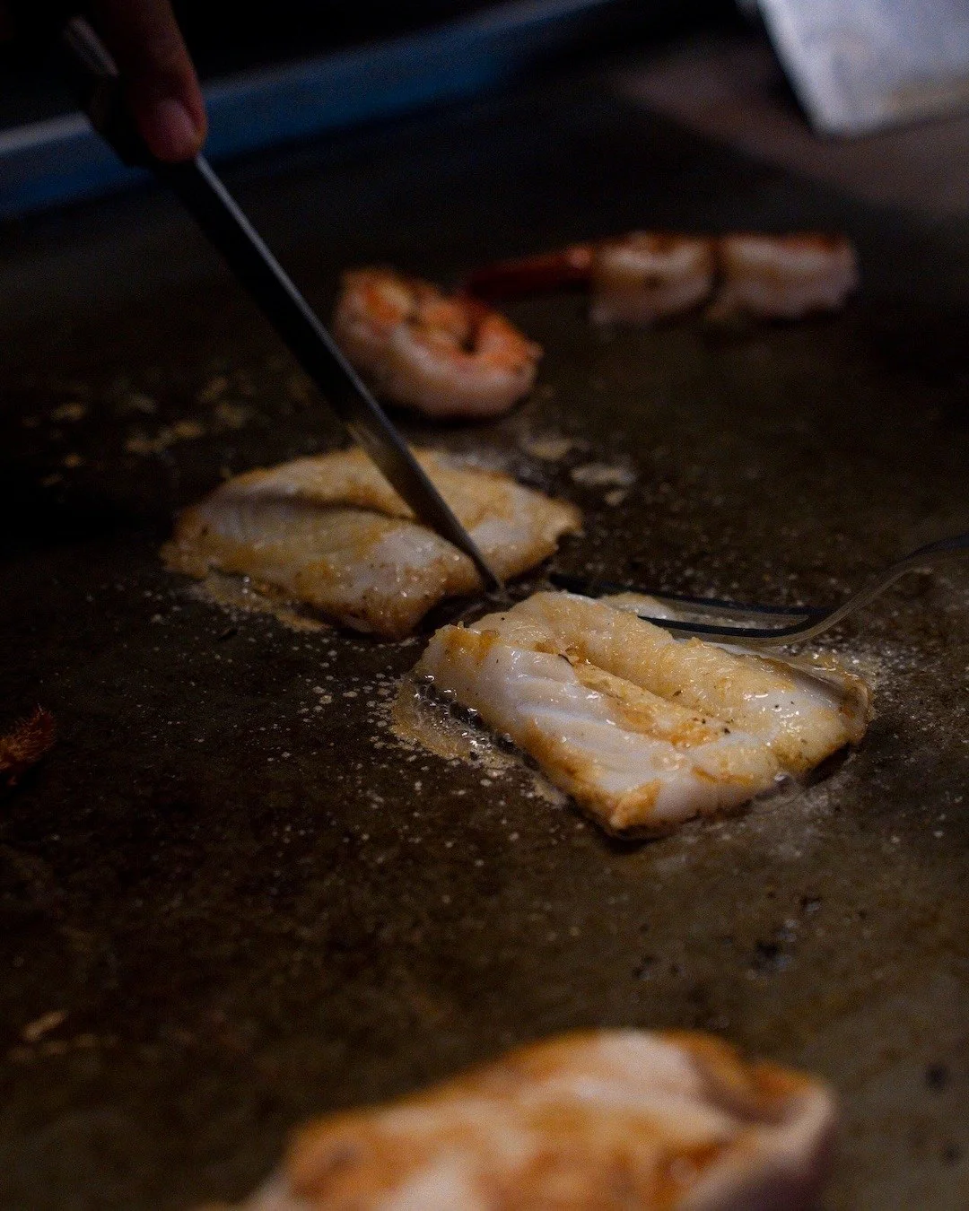 Four from the sea, one unforgettable set. Salmon, Hokkaido scallop, lobster, and prawn &mdash; grilled on the teppan and layered with butter, shoyu, and garlic shio koji. 🔥🦞

www.moriubud.com
wa. ‪+6288211566925‬
&mdash;&mdash;&mdash;
#mori #kansha