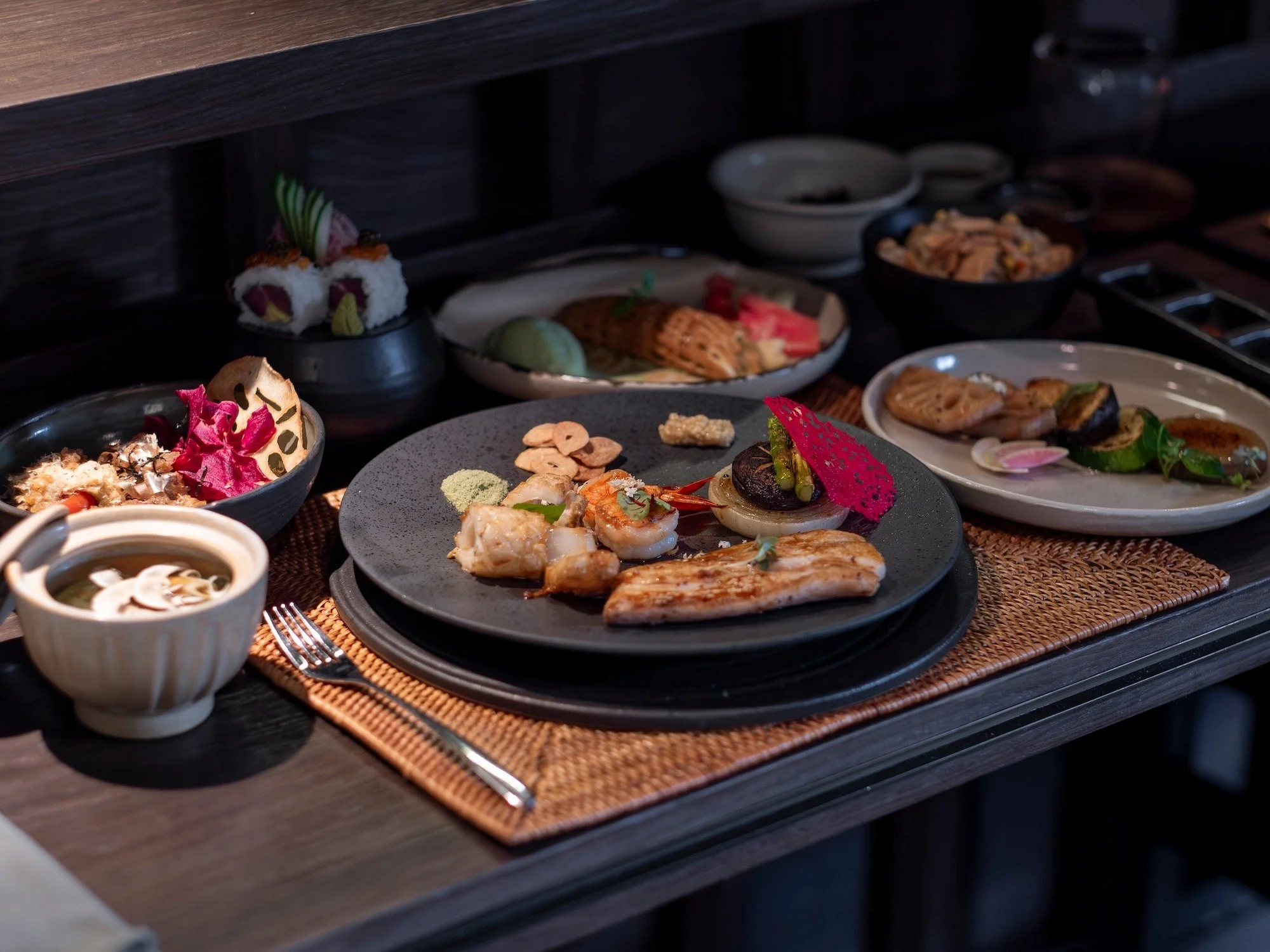 The sound of the teppan.
The aroma of butter and shoyu.
Red snapper, squid, and prawn served simply, letting the sea and the grill speak for themselves. 🔥✨

www.moriubud.com
wa. ‪+6288211566925‬
&mdash;&mdash;&mdash;
#mori #kansha #omotenashi #ubud 