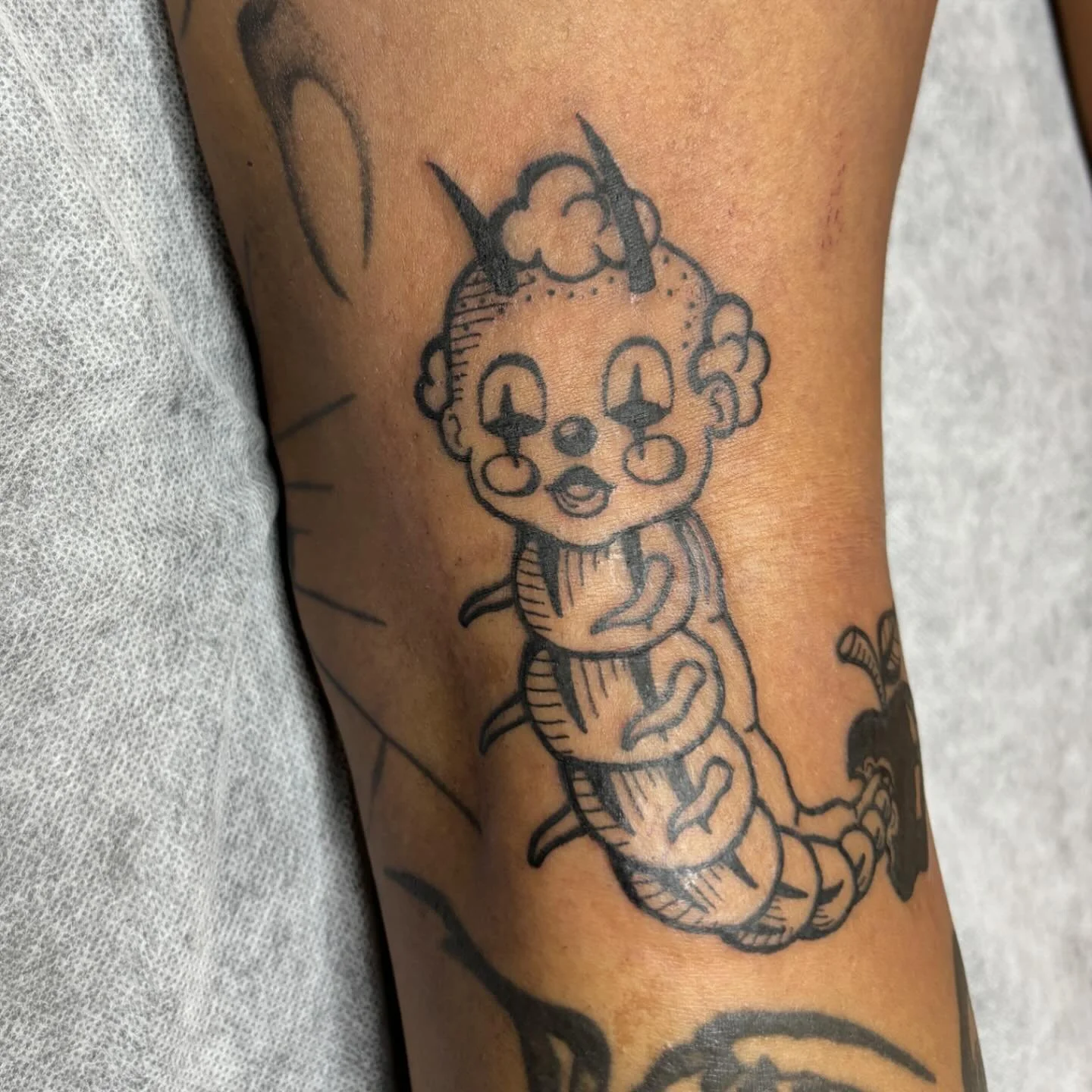Grub clown baby from my flash for Anoushdka 🖤 Behind the knee and sat so well!
I have lots of time this month, dm to secure a spot
@hibernia_tattoo