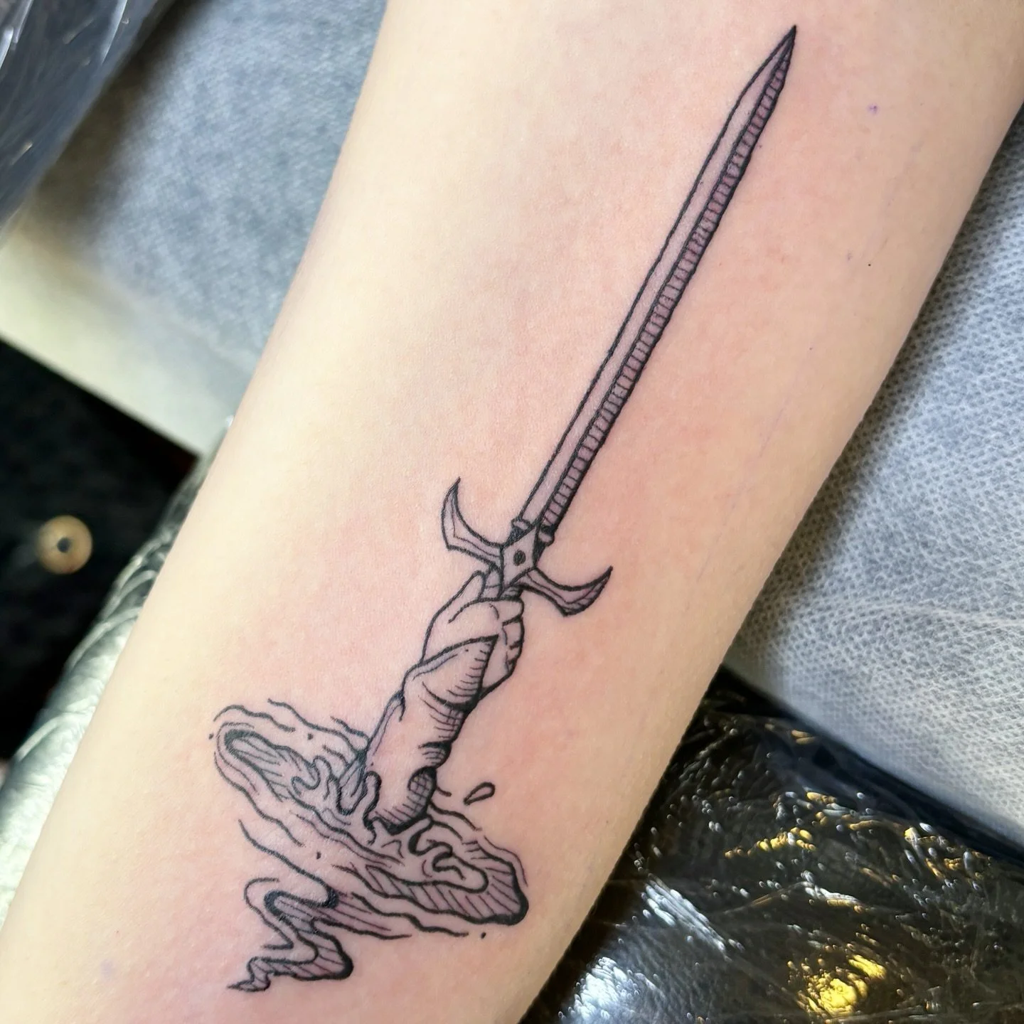 Lady of the Lake piece for Viv! 
I loved doing this piece 🗡️ 
I have lots of time this month so DM to snag up a spot! Your idea or mine :) @hibernia_tattoo