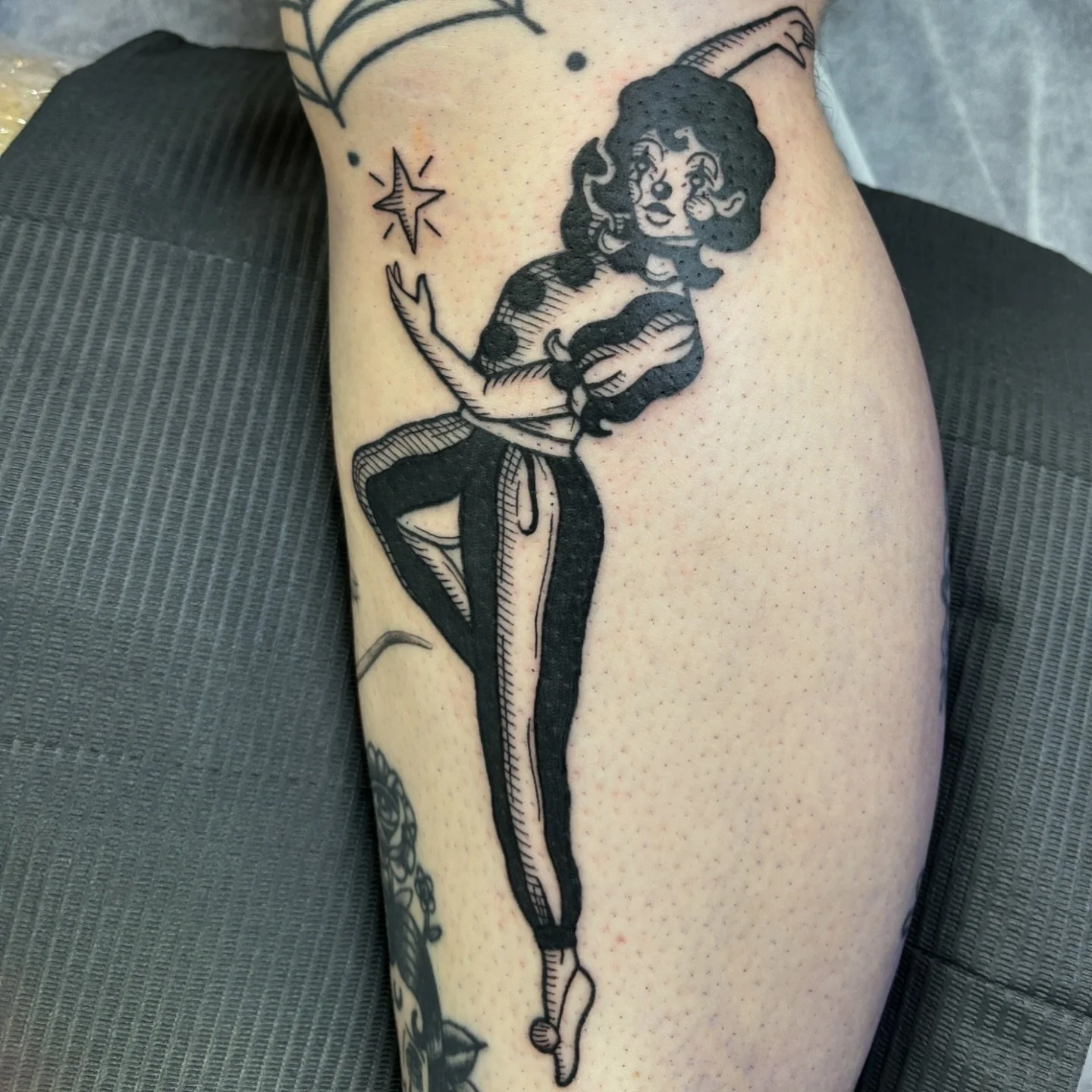 Clown design from my flash on the side of the leg shaping the calf for Claud! 🖤
So happy I got to do this piece 🤡
I still have a few spots available this month!
DM to snag a spot! 🖤
Get that creepy tatty for Halloween 🎃 @hibernia_tattoo
