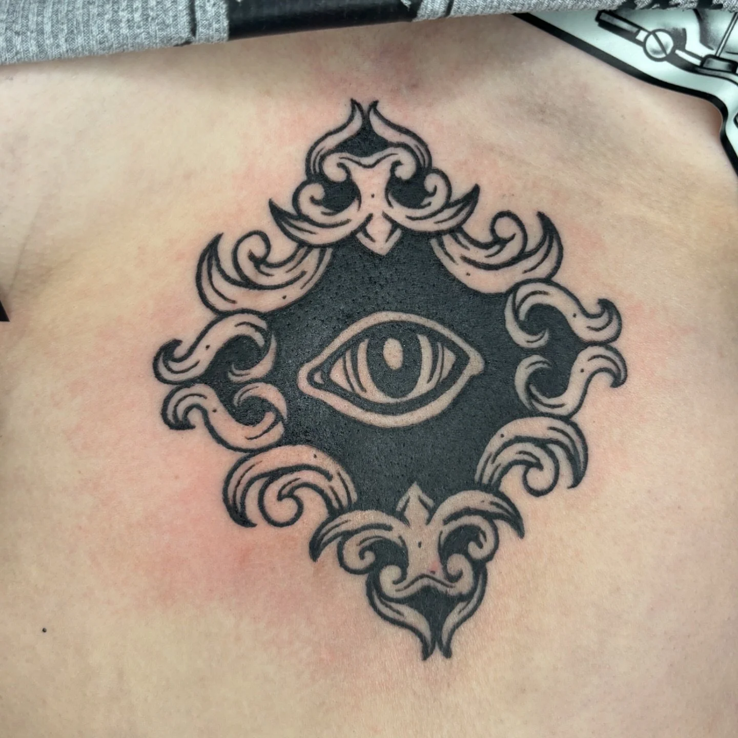 Framed eye flash piece on the stomach for Britt🖤

Check out my new availability highlight for my November slots! At @hibernia_tattoo 

.
.
.
.
.
.
.
.
.
#engravertattoo #creepytattoo #blackwork #blackwork #etching #blackworktattoo #engraverstyle