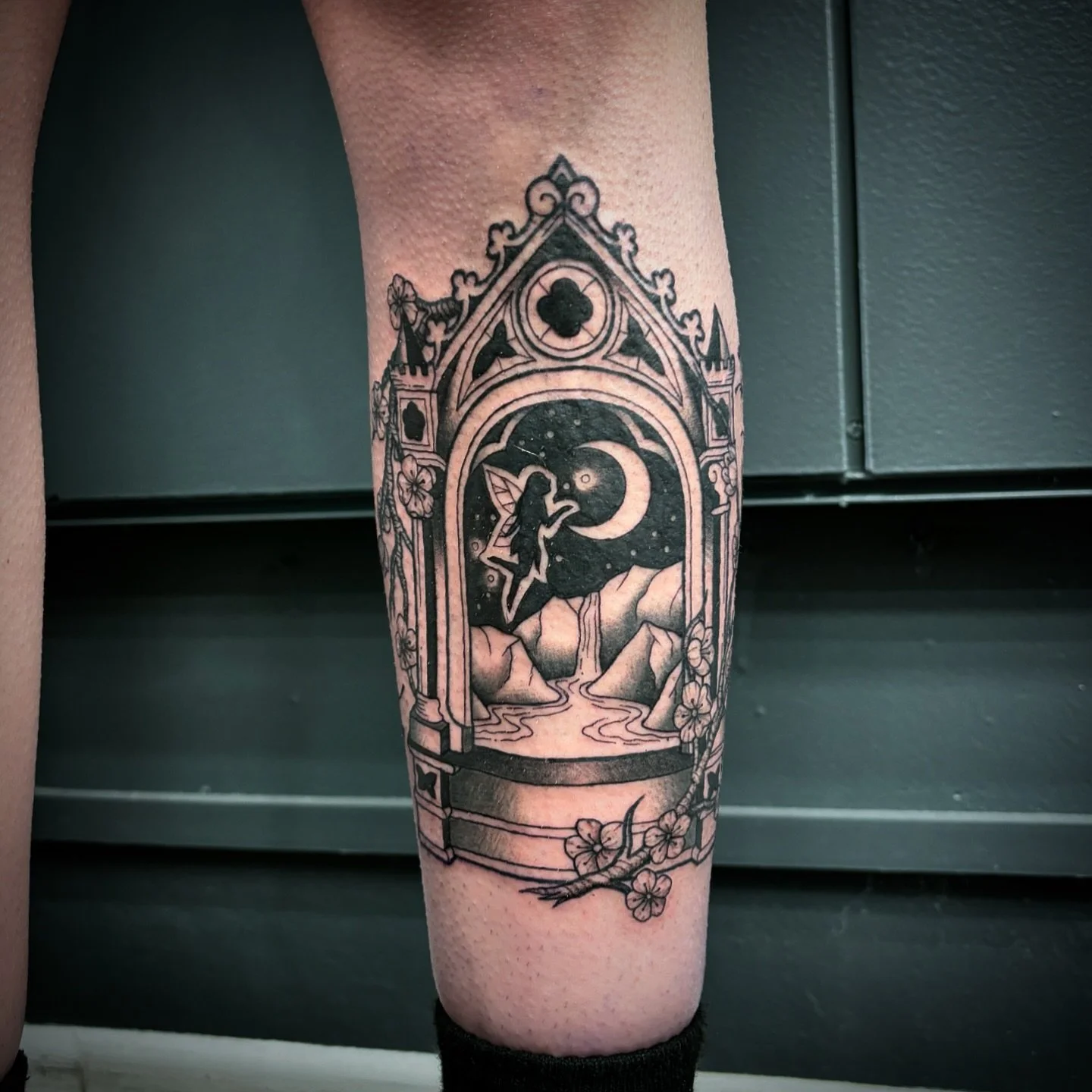 Custom shin piece for Teirah!
Absolutely loved doing this piece :)
Check out my availability highlight in my story! 
Dm or email to book 🖤✨
