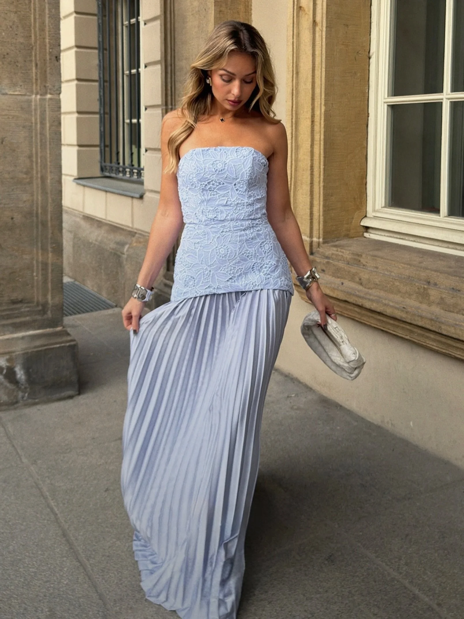 💙 Effortlessly elegant from every angle 💙

The ELLIATT Lucy Strapless Gown is designed to make a statement with its flattering silhouette, soft flowing skirt, and timeless strapless neckline.

Perfect for weddings, black-tie events, and special occ