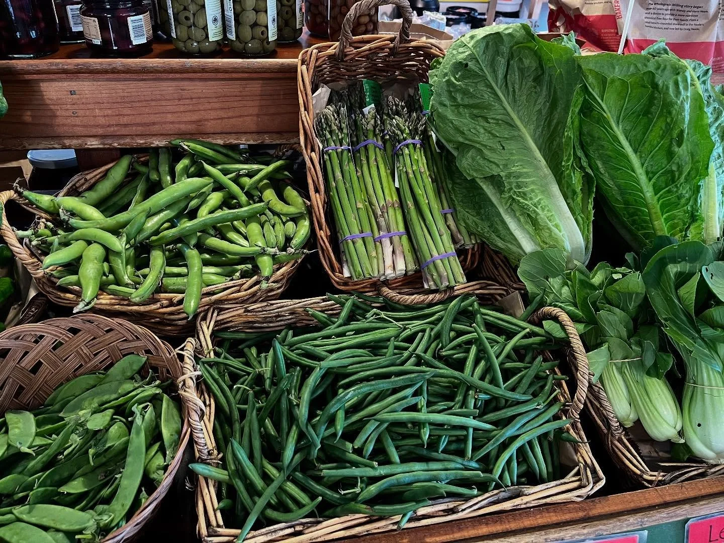 Spring green abundance this week with new season asparagus, broadbeans, peas and all the leafy things 🥬🌿🌱

All our produce is organic!