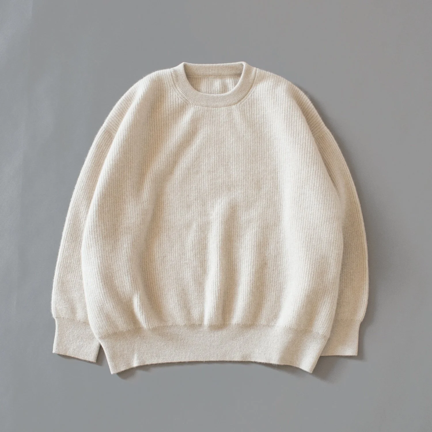 1位：カシミヤクルーネックセーター（NATURAL BEIGE）