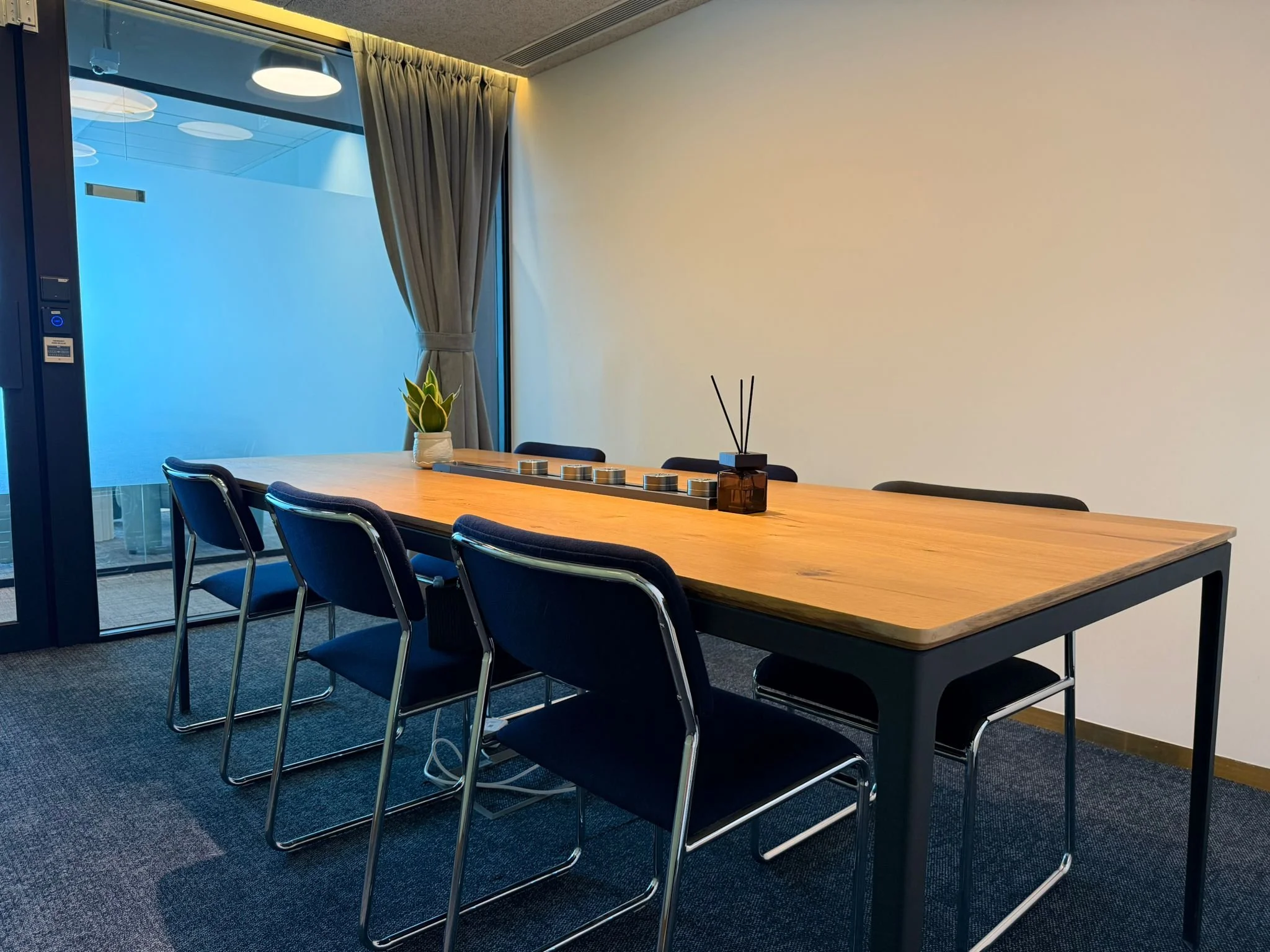 Two Harbour Square Serviced Offices - 4.jpeg