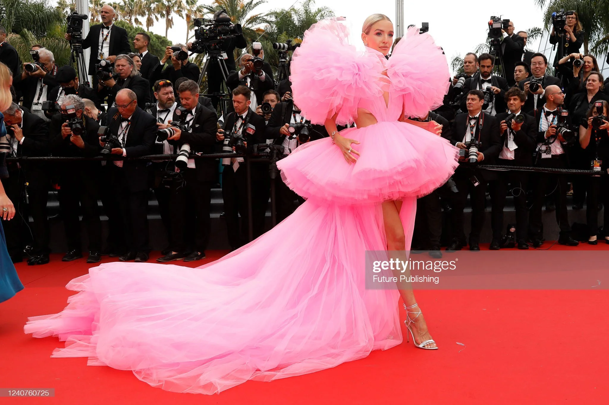 Leonie Hanne身穿NICOLE + FELICIA高級訂製禮服出席第75屆坎城影展紅毯