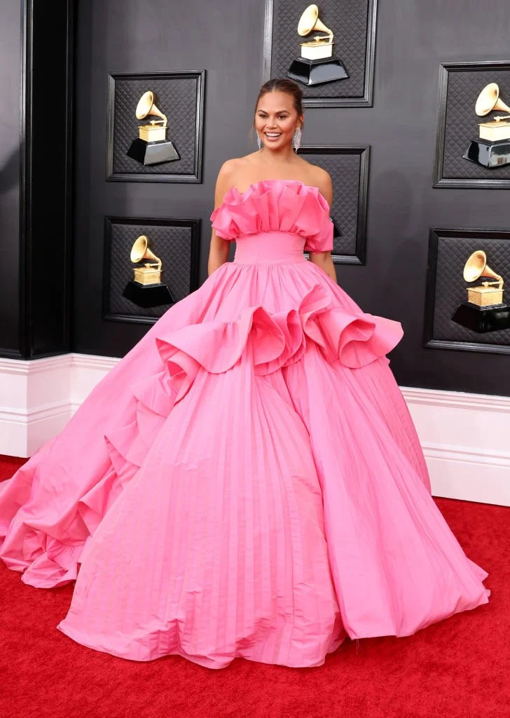 Chrissy Teigen身穿 N+F FW22秋冬高級訂制系列出席2022葛萊美頒獎典禮紅毯