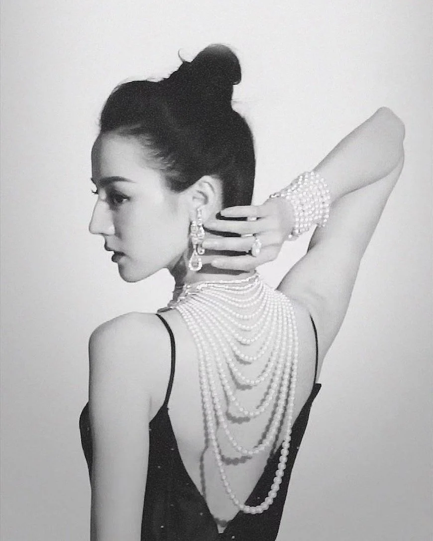 迪麗熱巴身穿NICOLE + FELICIA SS22高級訂制服系列擔任珠寶品牌代言人