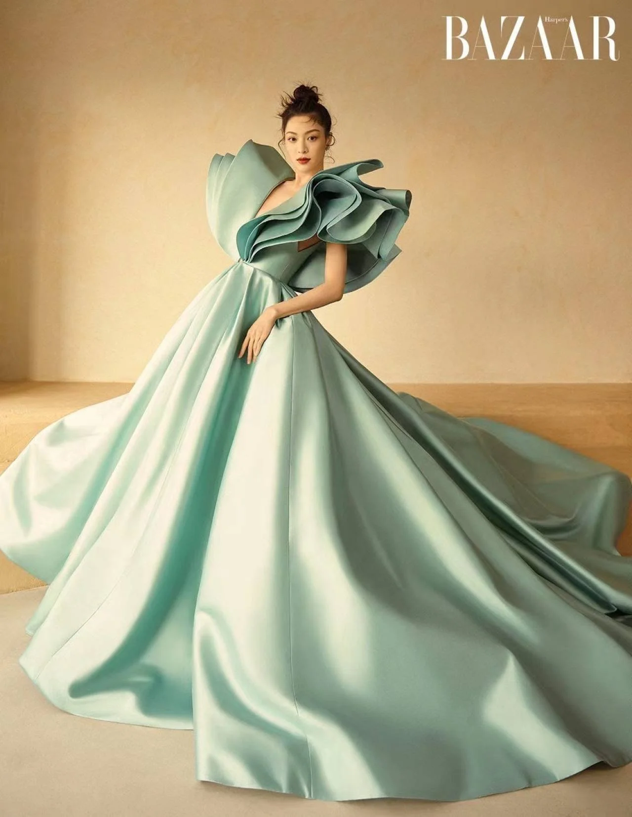 鍾楚曦身穿NICOLE + FELICIA SS22高級訂制系列拍攝芭莎封面