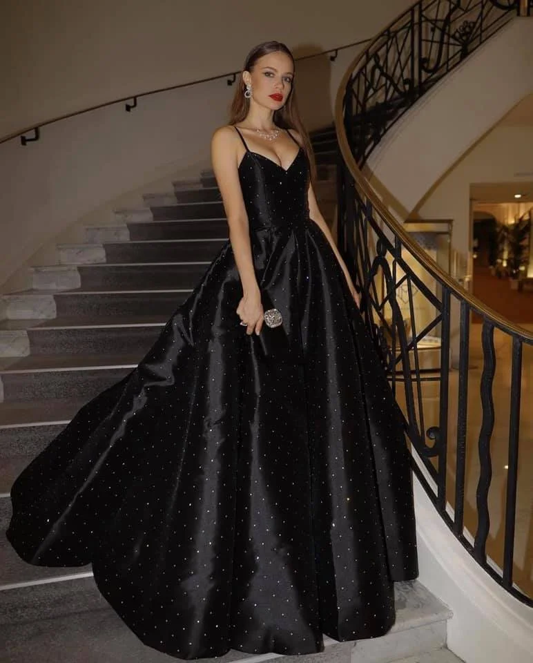 Xenia身著N+F 2022春夏高級訂制系列現身坎城影展紅毯