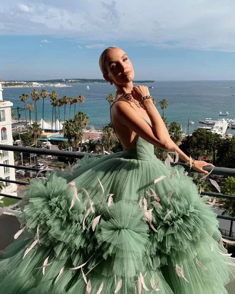 Leonie Hanne身著N+F SS22高級訂製系列現身坎城影展紅毯