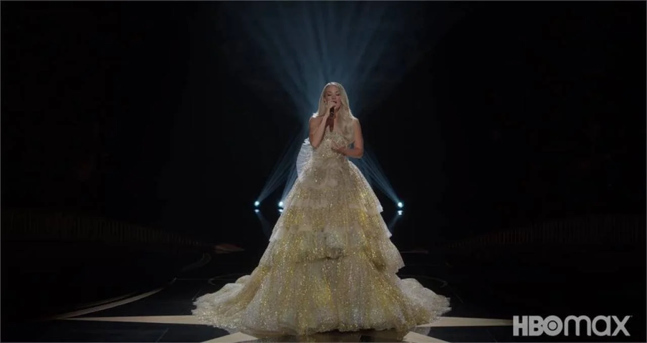 歌手 Carrie Underwood 身穿 N+F 表演 HBO Christmas Special