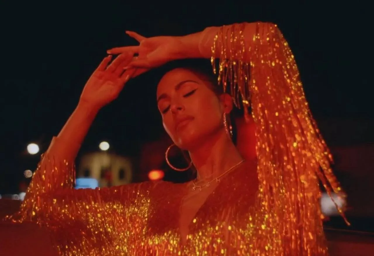 歌手 Snoh Aalegra 身穿N+F 在 "Billboard" 紀錄片中