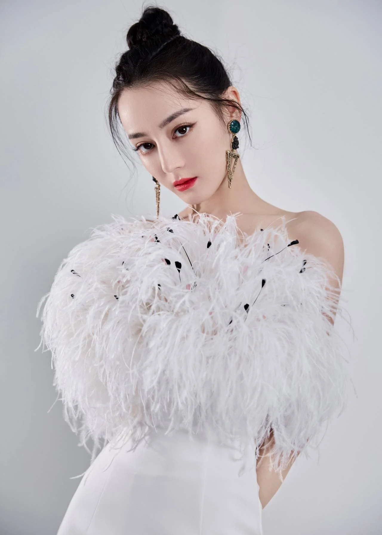 女星 迪麗熱巴 身穿 N+F SS20 白色羽毛禮服出席活動