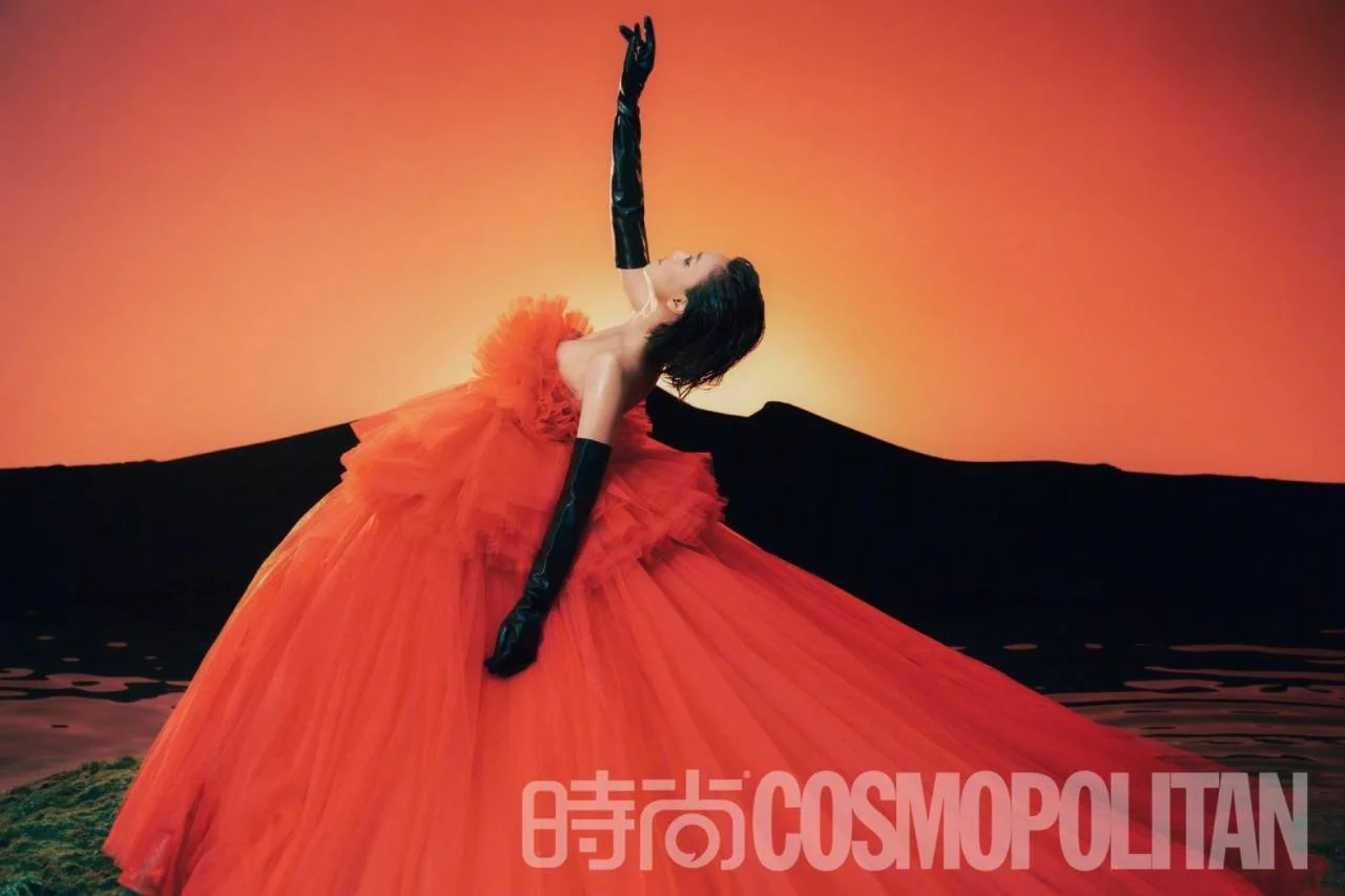 女星舒淇 身穿 NICOLE + FELICIA FW20 紅色晚禮服拍攝時尚COSMO雜誌