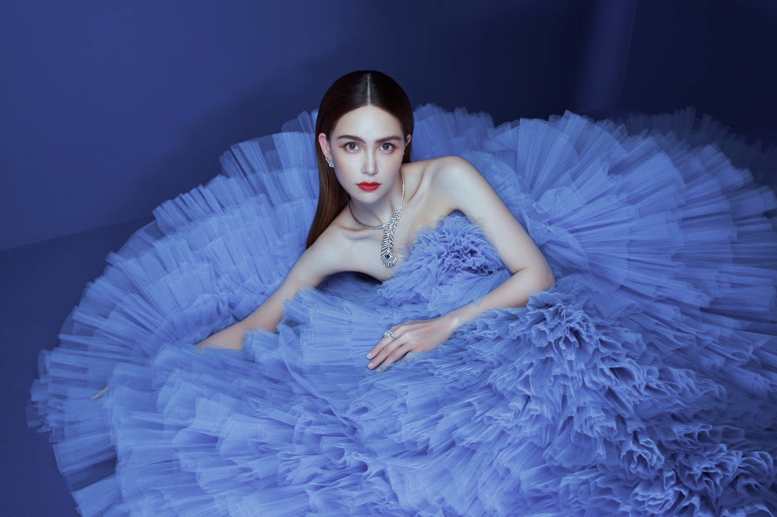 昆凌身穿NICOLE + FELICIA FW20晚禮服出任頂級珠寶Boucheron品牌最新代言人