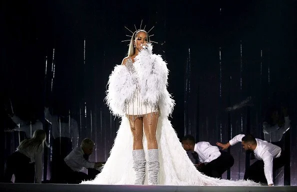 英國歌手Rita Ora身穿 N+F SS20鴕鳥毛披肩登上舞台演唱